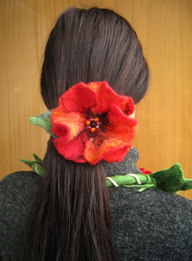 A felt barrette "Poppy"