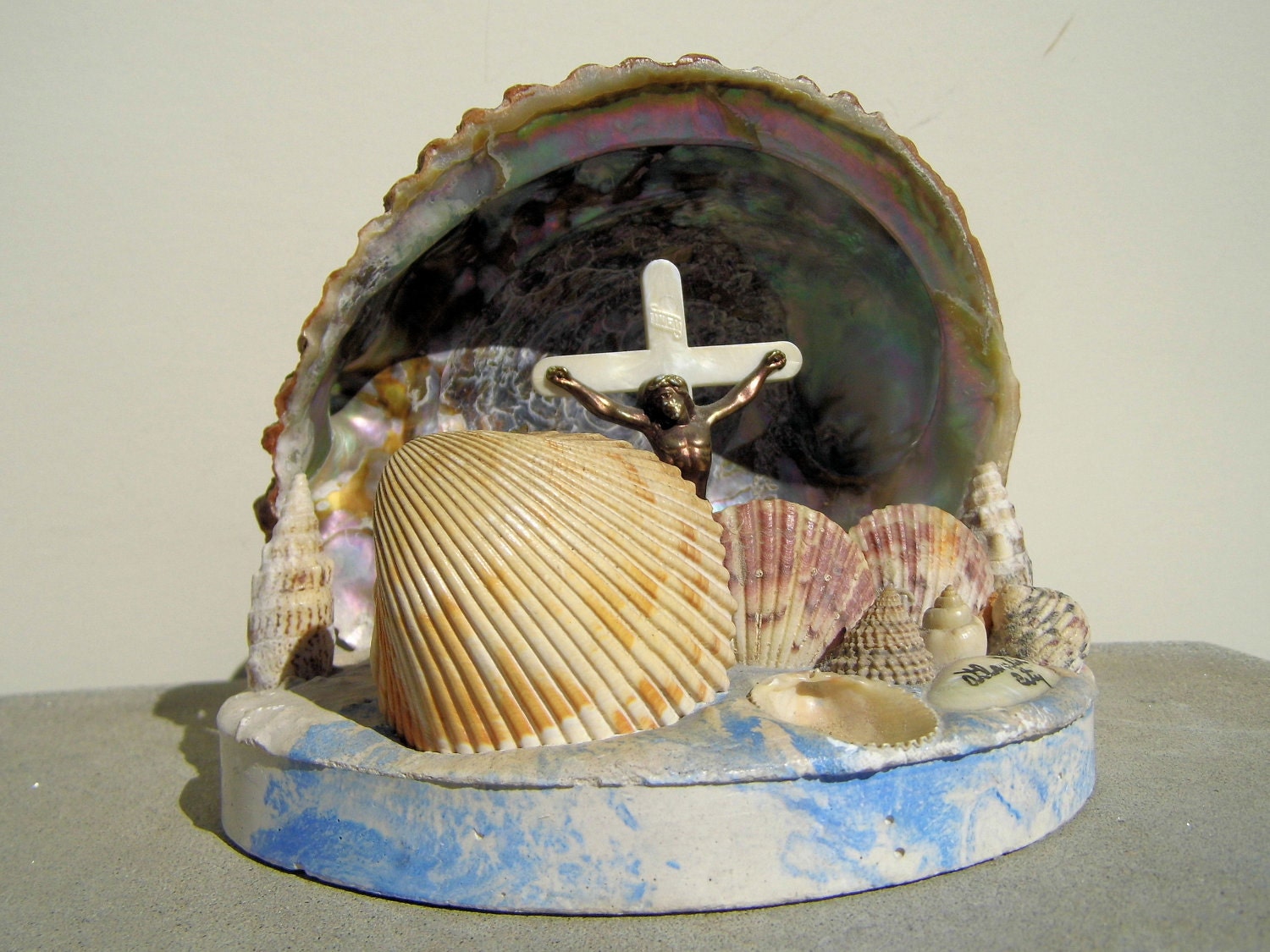 Shrine Art, Crucifix Shell Art, Chalkware Souvenir, Vintage Crucifix, Beachy Decor, Atlantic City Souvenir, Abalone Shell