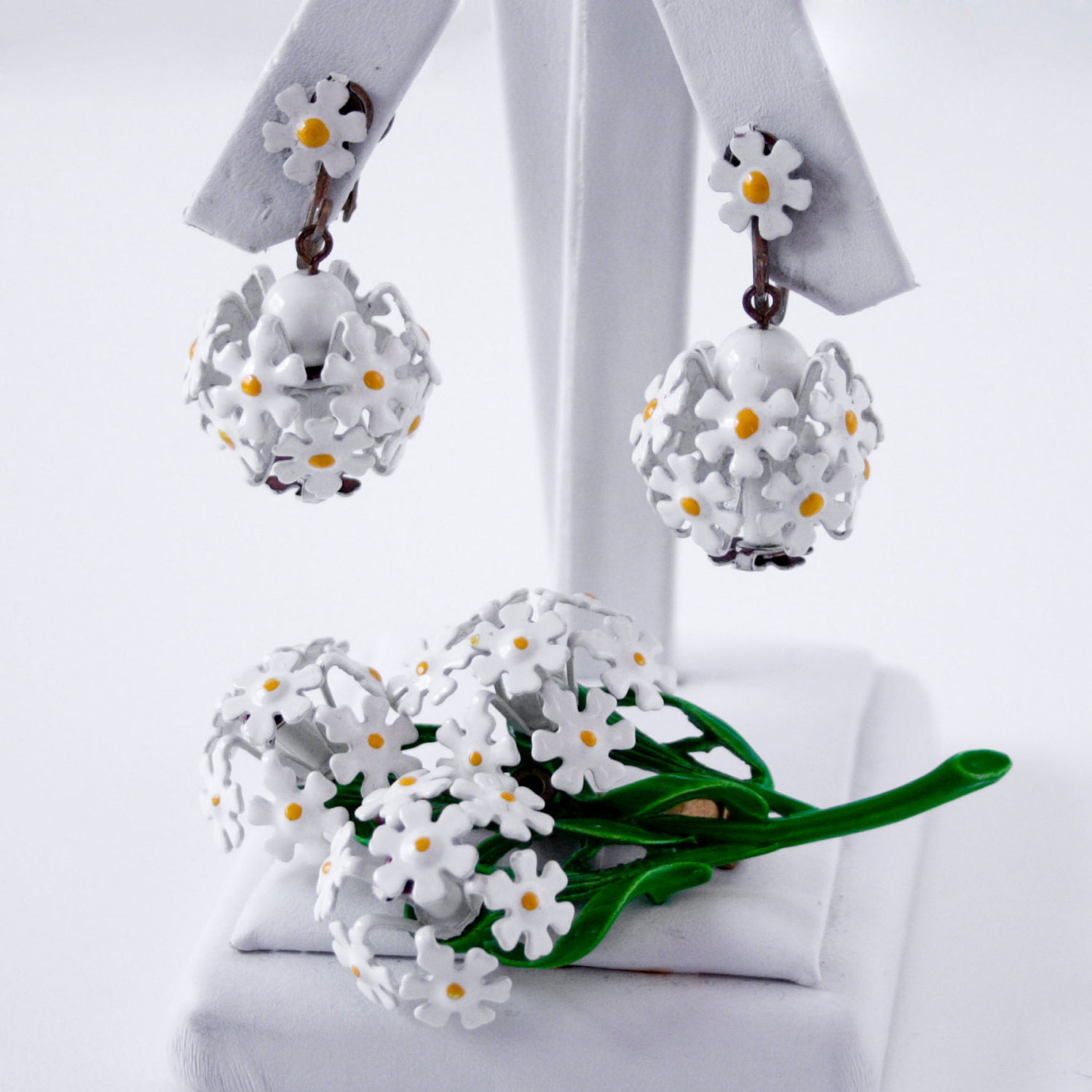 Vintage Daisy Jewelry Set - Brooch and Earrings - Bouquet of Daisies - 1960s