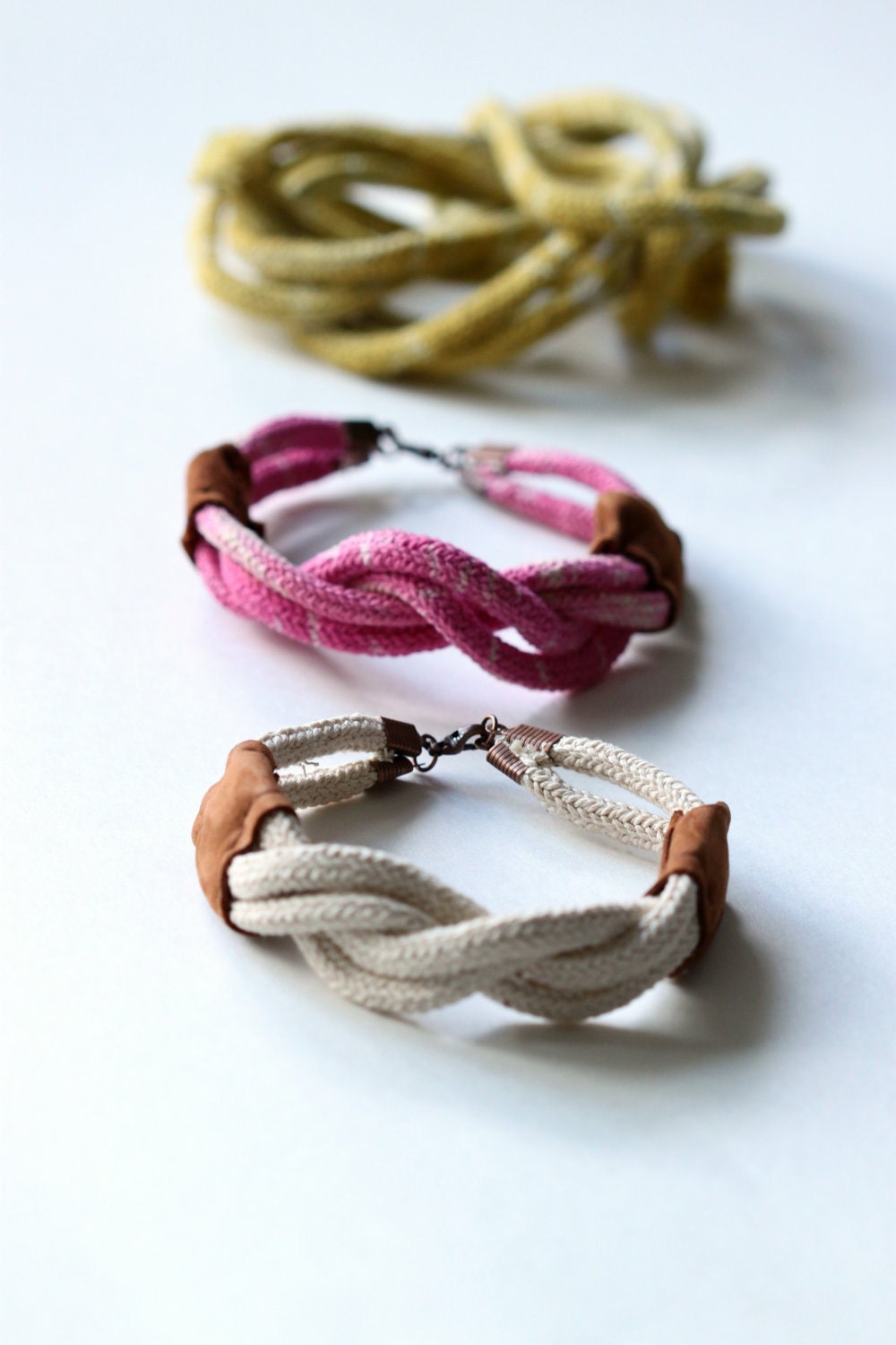 MI TIERRA - Bracelet - Knot, Tie dye, recycled leather, Ocean Blue, Coral, yellow mutard