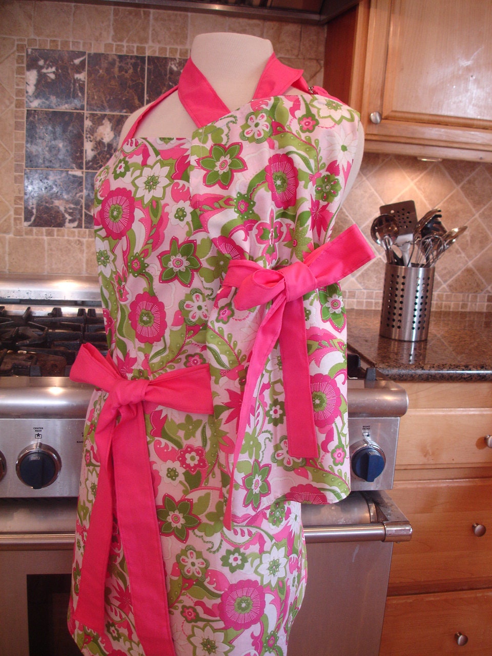 Mommy and Me Retro Aprons - Vintage Inspired Mother Daughter Apron Set in Floral Print with Pink Ties for  Women and Children