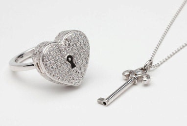18ct White Gold Diamond Encrusted Locking Ring with Key