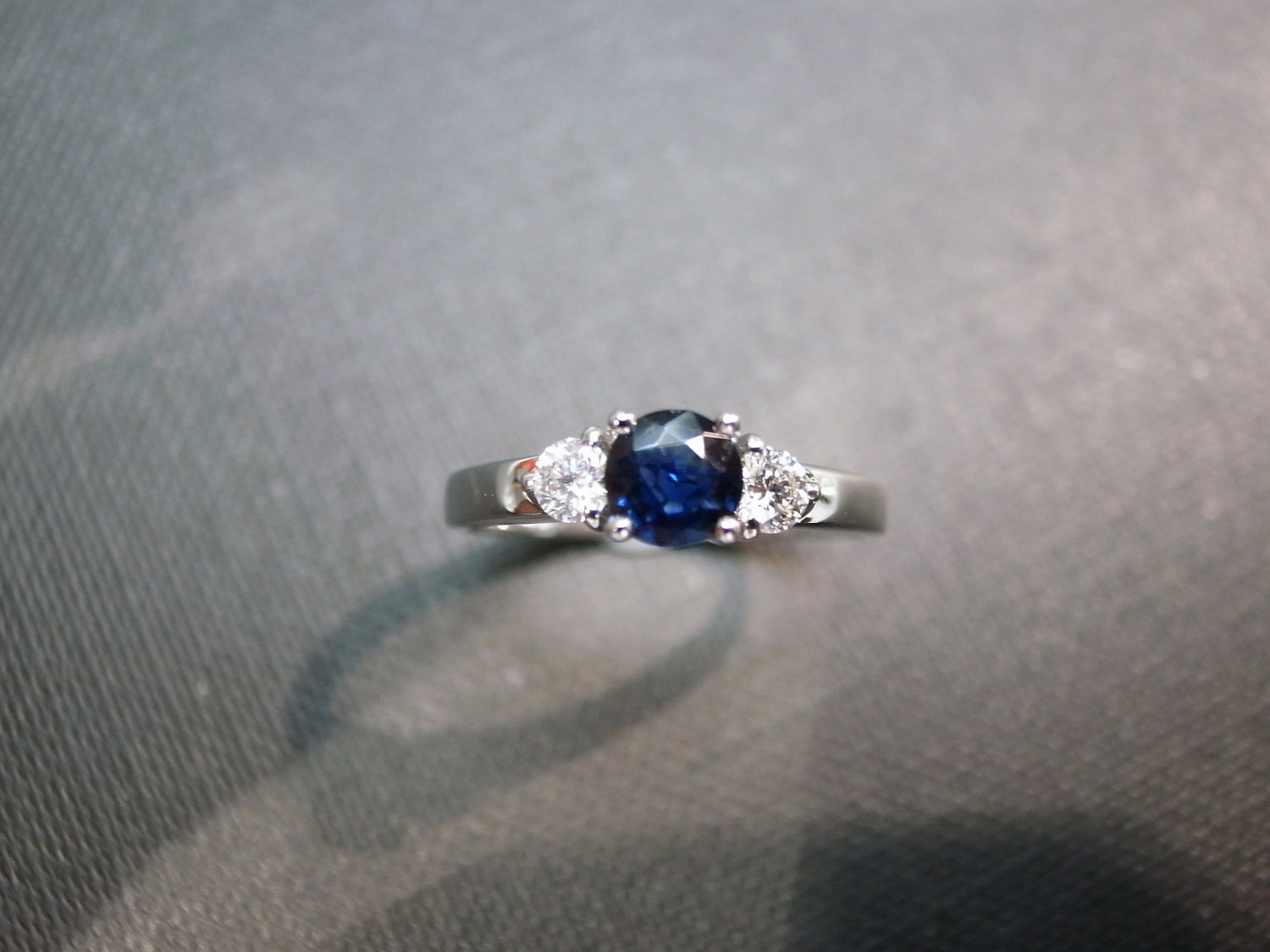Engagement Ring with Diamond and blue Sapphire in 14K White Gold
