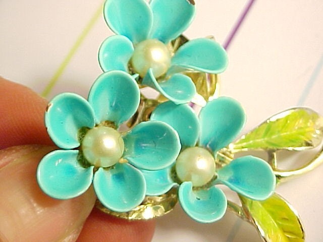 ANTIQUE4UNIQUE Vintage Baby Blue Metal Enamel Flower Pin Brooch With Pearls