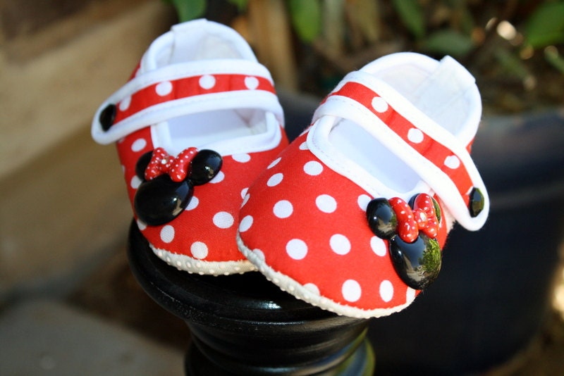 DiSNeYLaND Here We Come, BaBY BLiNG Crib Shoes- Red & White Polka DoT w/ Minnie Mouse Resins and  a black rhinestone- in 4 diff infant sizes