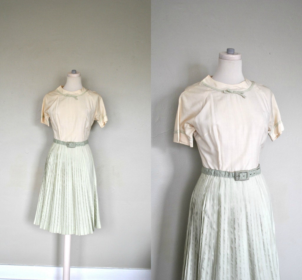 50s Summer Dress  / Small Spring Dress / White Summer Dress - Light Green Pleated Sundress/ 1940s/1950s Sundress / Small Vintage Dress