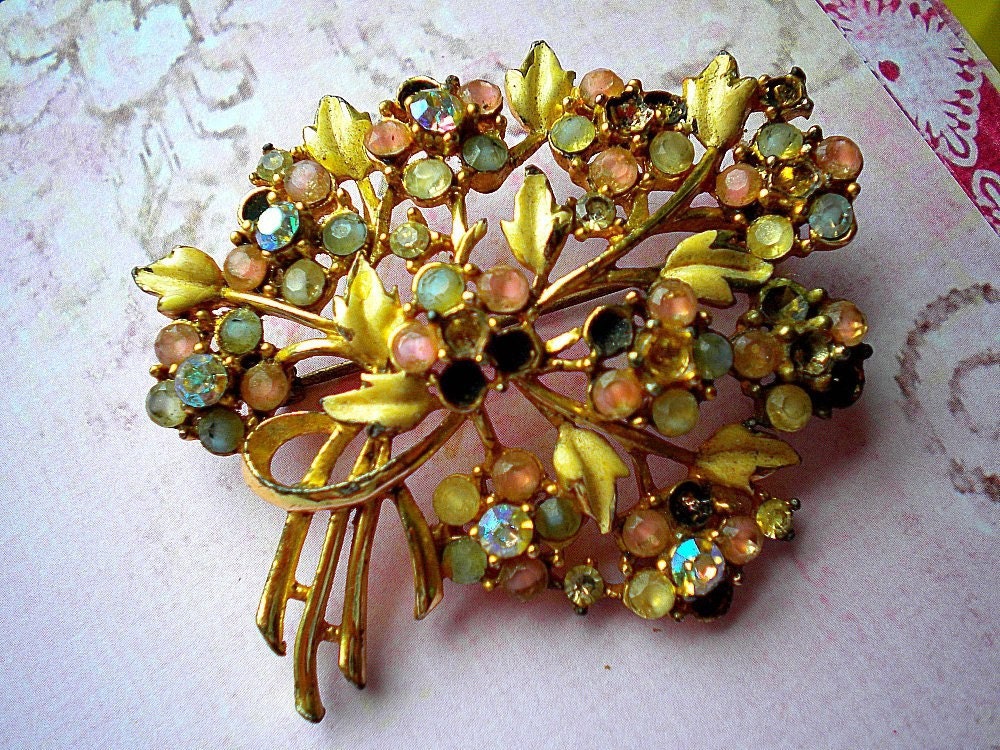 Vintage Brooch / Vintage Flower Bouquet Pastel Brooch / 1970s/60s Vintage Brooch