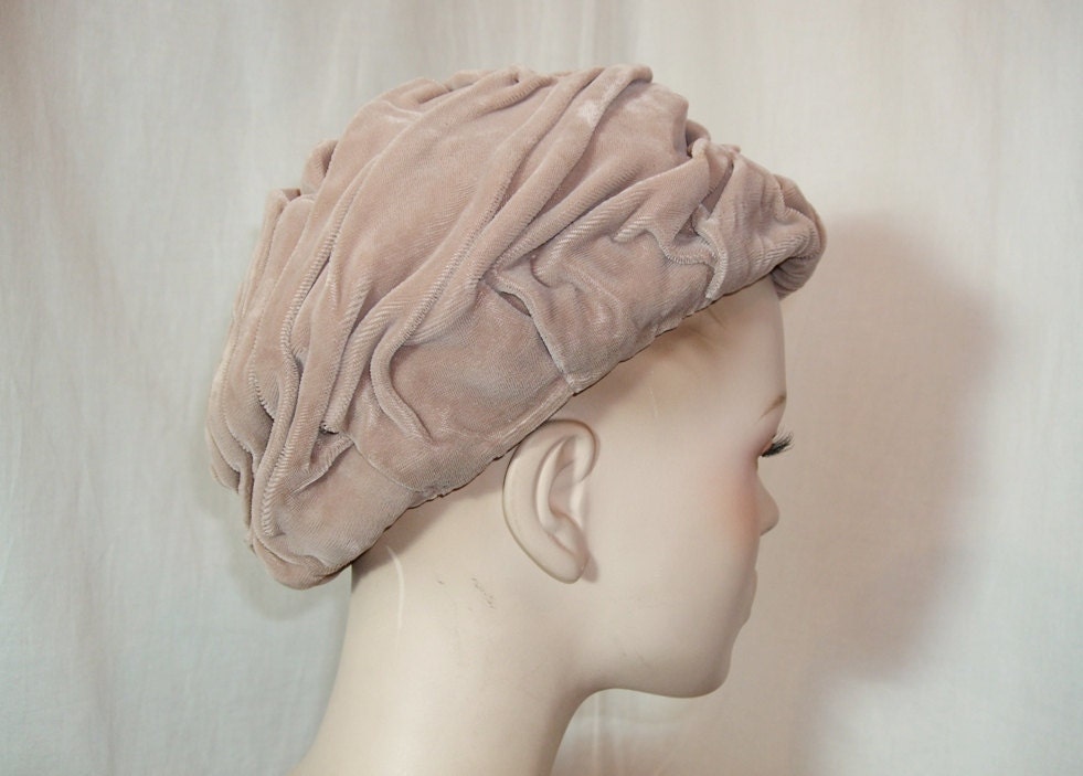 Soft velvet hat in pale salmon
