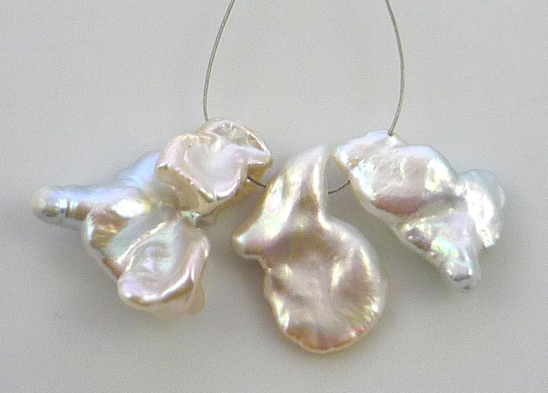 RESERVED For Raffaella...............Outstanding silvery white keshi pearls