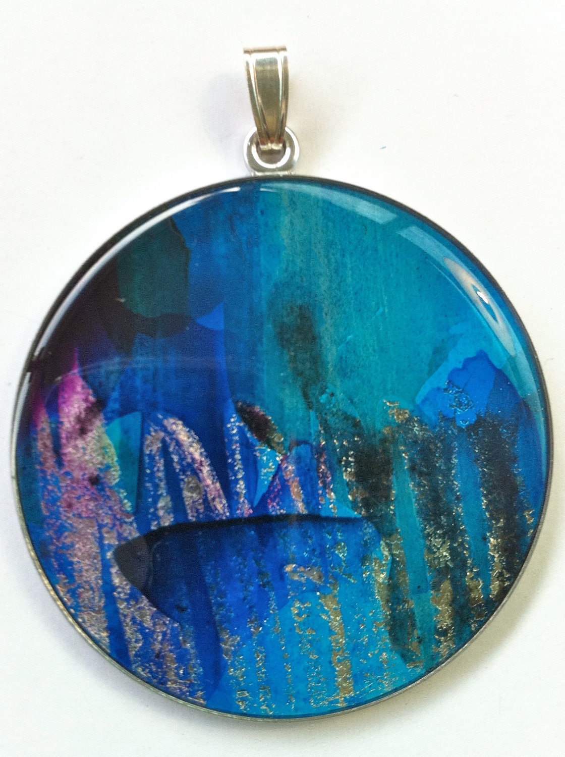 Round Pendant - The Silver Lustre Teacup - The Côte d'Azur