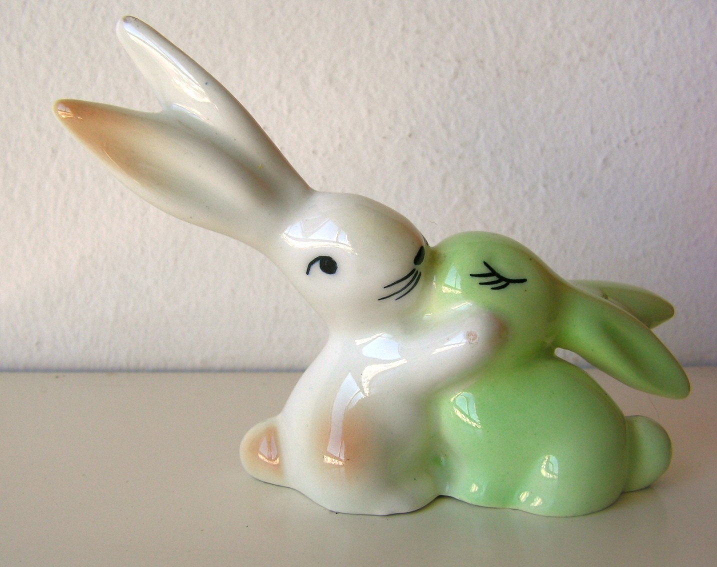 Bunny love 2 vintage kissing bunnies figurine in by moonandlion