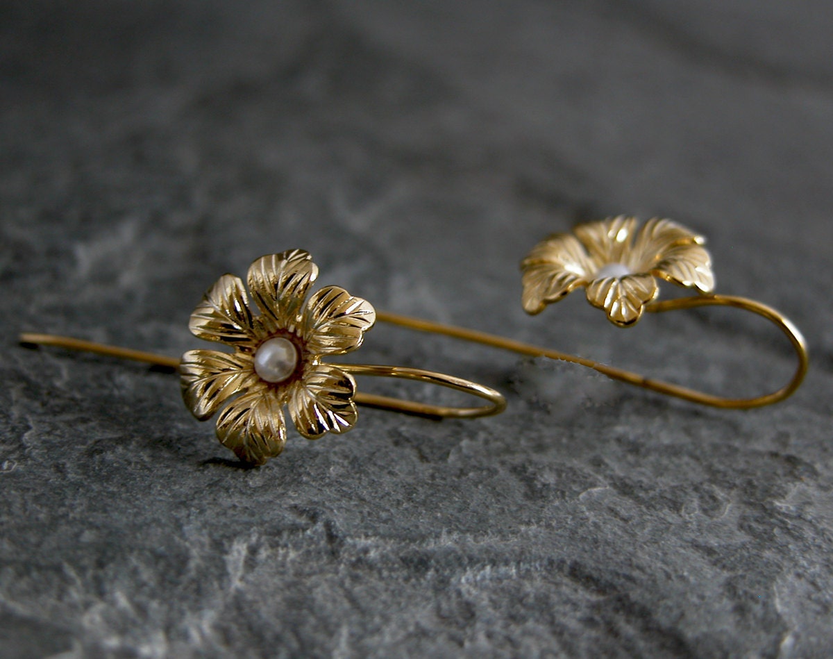 Gold filigree floral earrings with pearl,Bridal earrings, vintage earrings, Gold Wedding earrings, bridesmaid gift, fashion, Israel