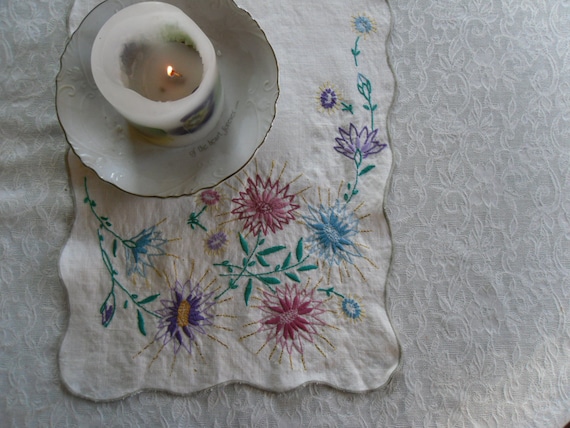 SALE. Vintage Table Runner. Bright Floral Embroidery. Linen.