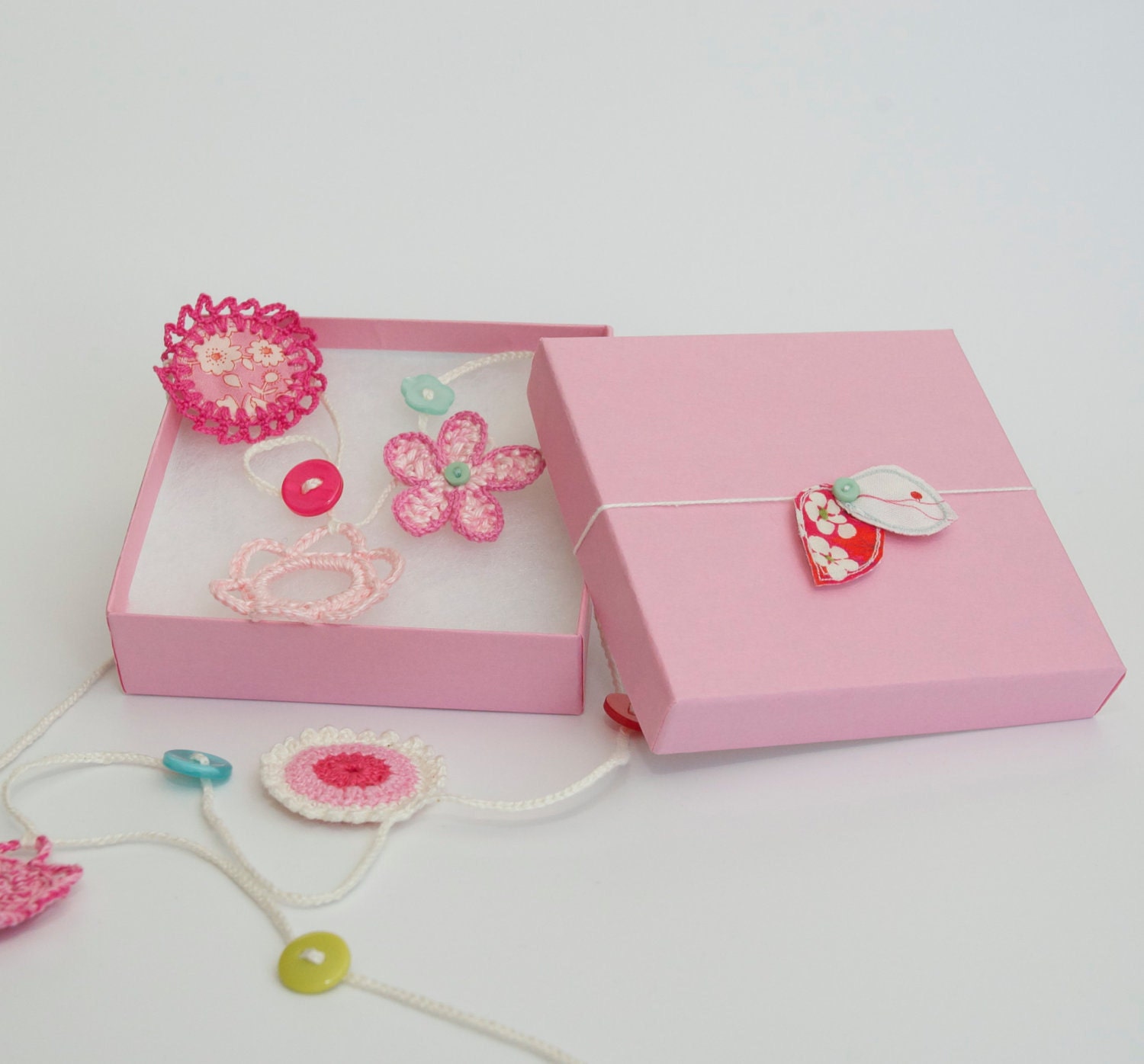 HALF PRICE SALE - Belle Crocheted Flower Charm Garland (Shades of Pink) - Crocheted Garland