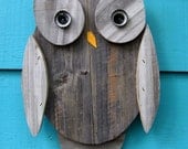 Owl wall hanging made of recycled wood