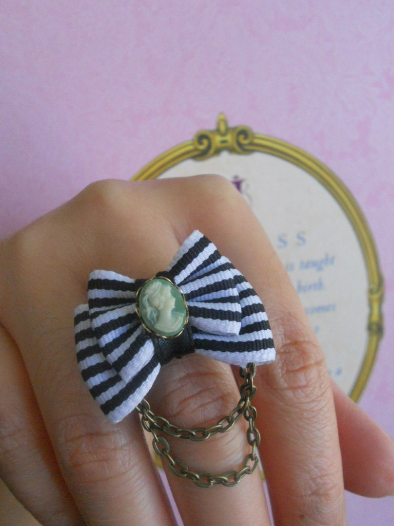 cameo bow ring Vintage, Steampunk and Dolly kei inspired