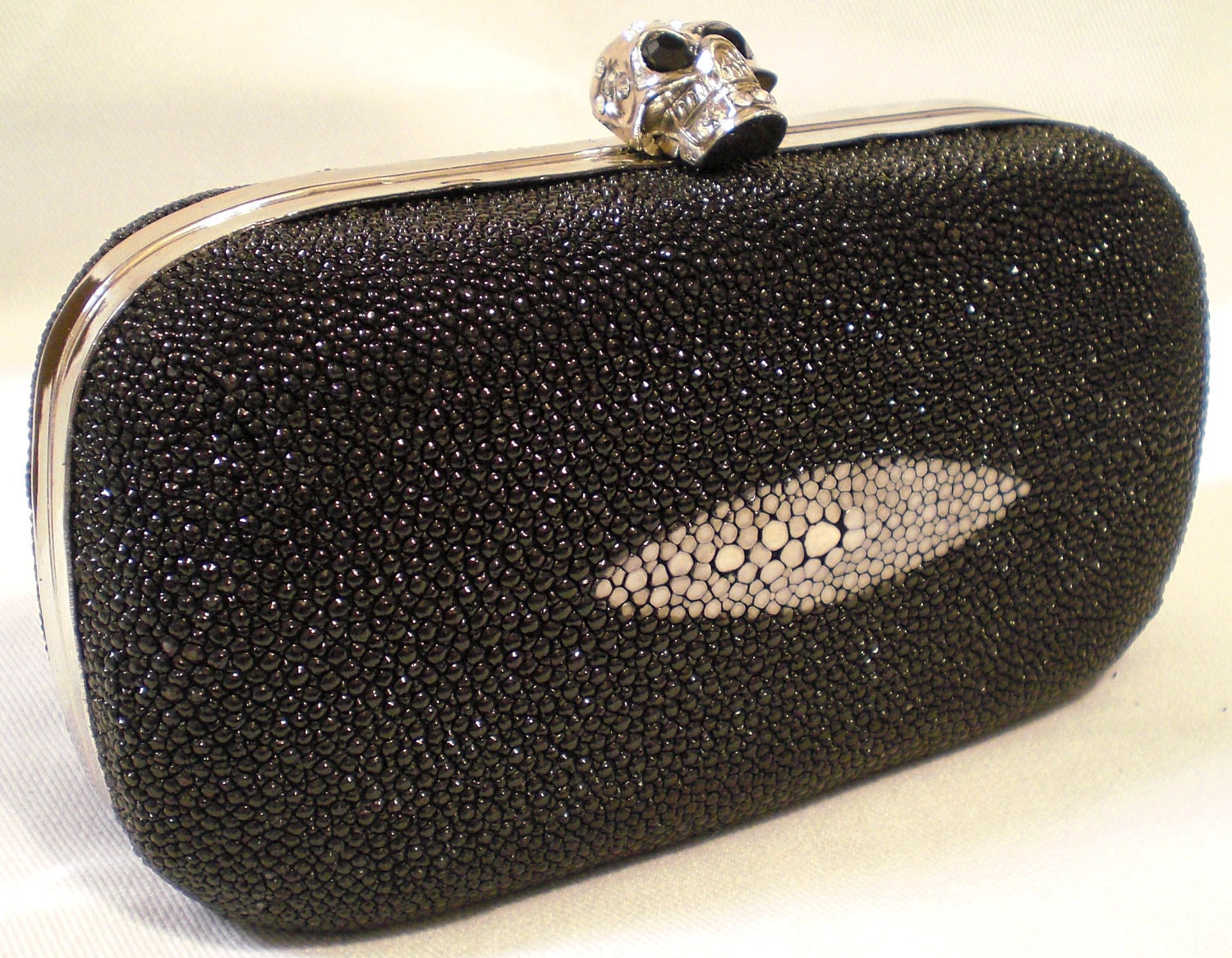 Black Stingray Clutch-Silver skull clasp