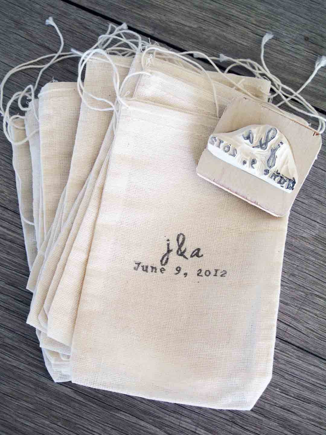 Custom Wedding Favor Bags and Rubber Stamp, Set of 100 bags, Muslin drawstring