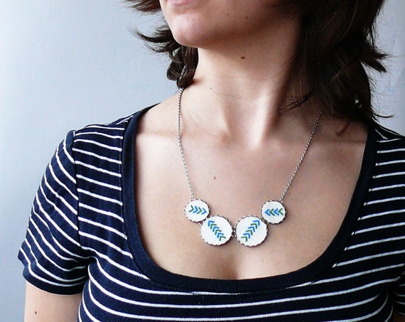 Hand embroidered necklace with four arrows in silvertone