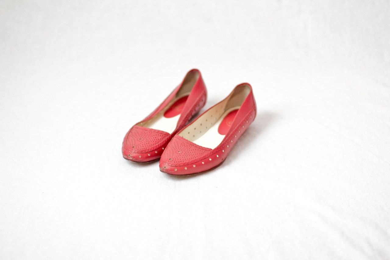 red pin hole Bass leather flats size 7 8