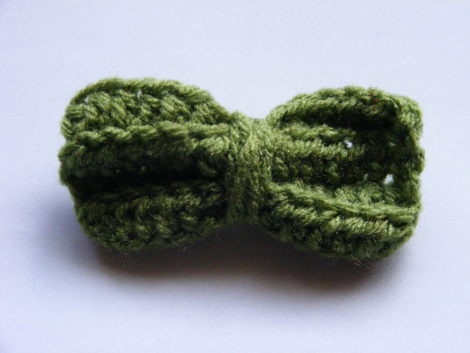 Tea Leaf Green Crochet Bow Brooch