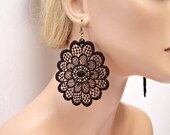 Gladiola lace earrings black