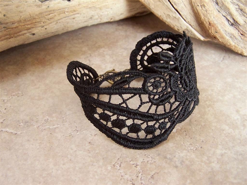 Freesia lace bracelet black