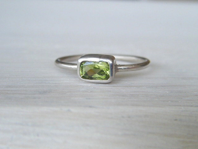 SIMPLICITY Peridot and Silver Ring size 6 3/4