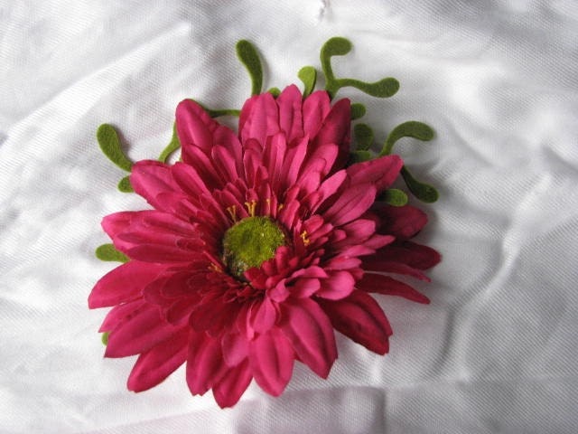 Haircomb with a pink dahlia, dark pink flower
