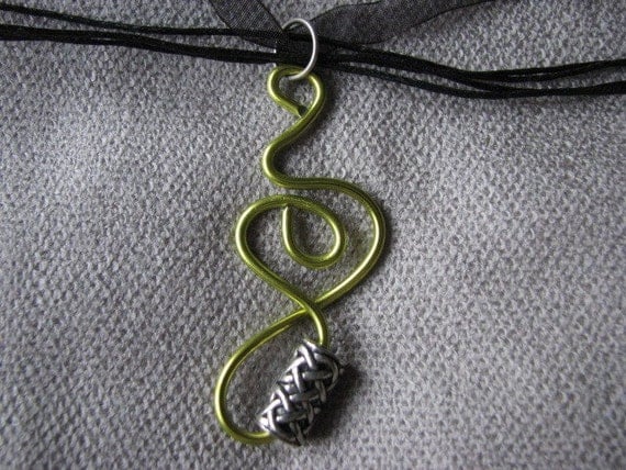 Applegreen wire pendant