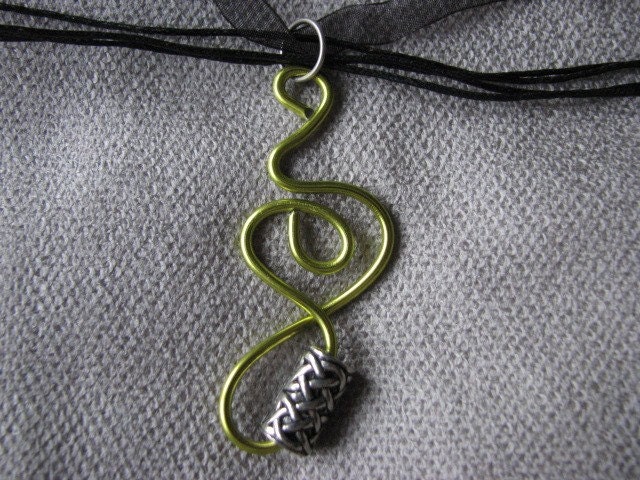 Applegreen wire pendant