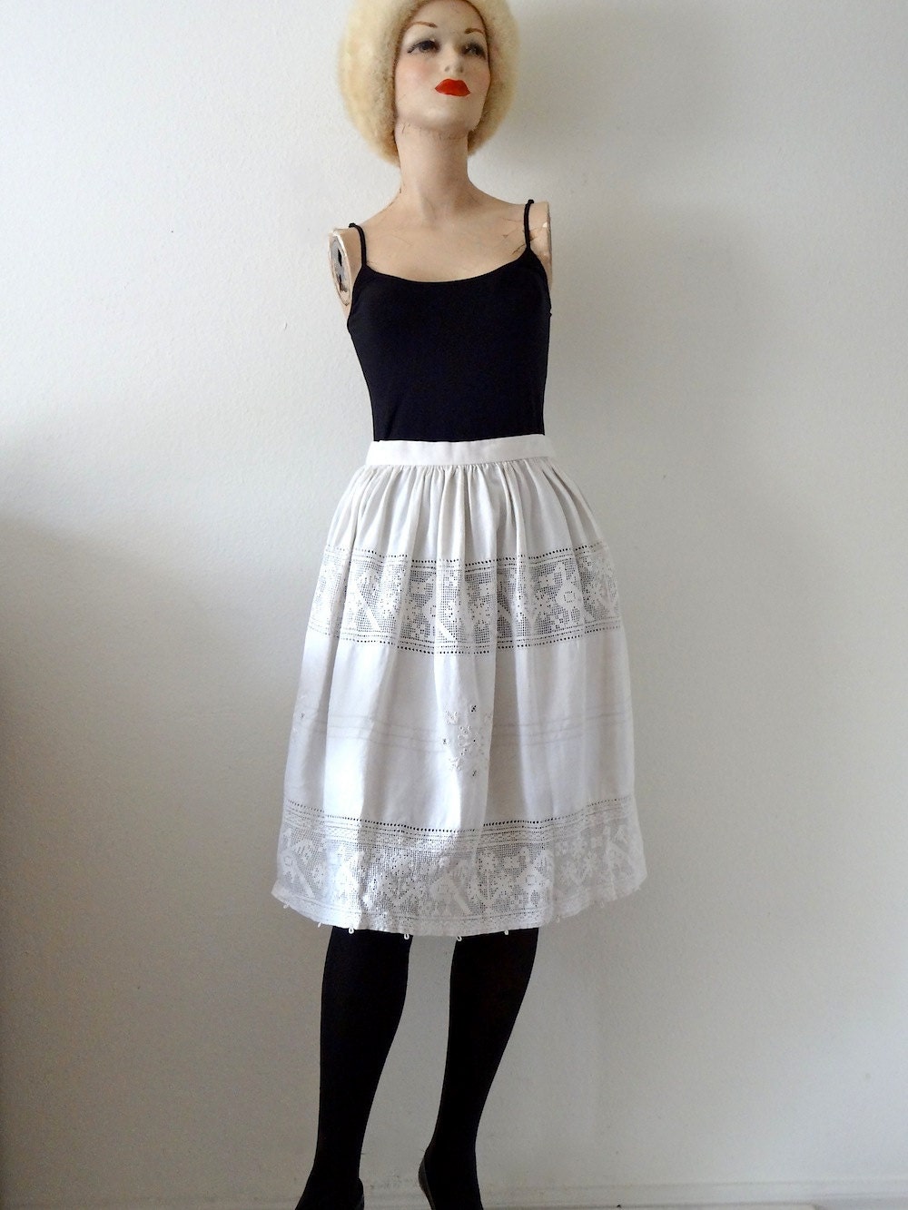 1950s White Linen Skirt / Full Skirt with Crochet Lace Detail / Vintage Fashion