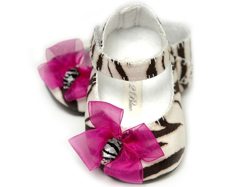 Pink2Blue's Katrina Baby Girl Shoe/Slipper/Bootie. Infant sizes , handmade by pink2blue.