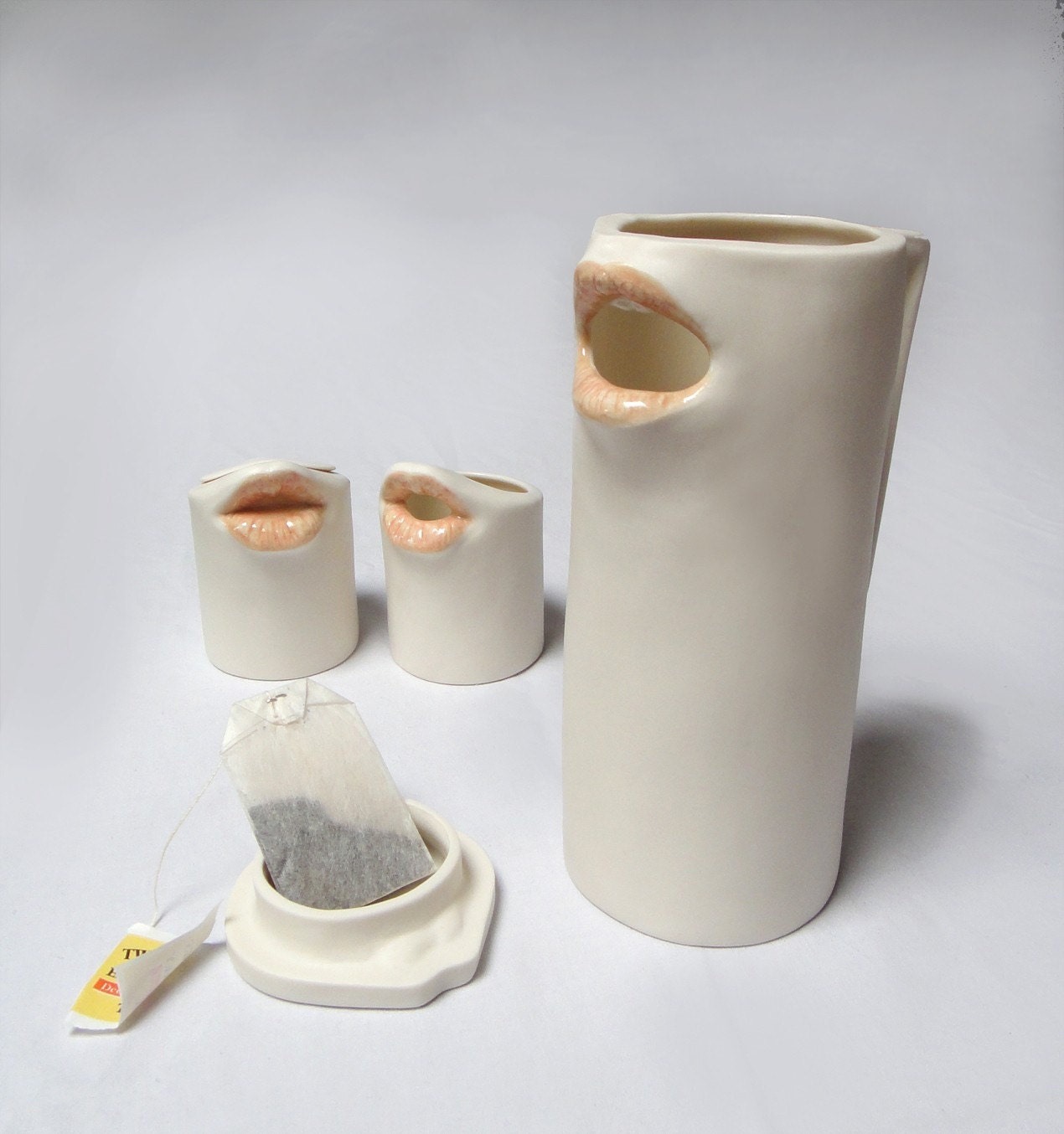 Porcelain tea / coffee pot with mouth spout