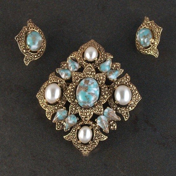 Items similar to Vintage Sarah Coventry Brooch and Earrings Set on Etsy