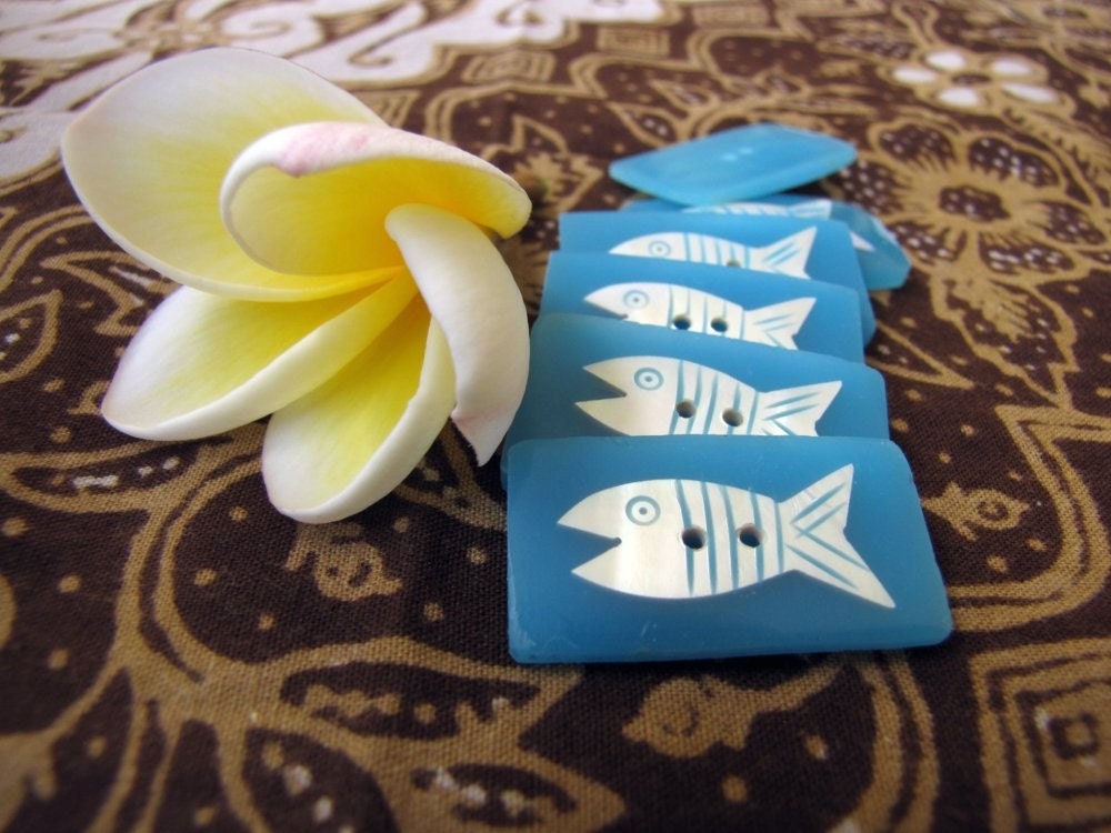 Manis Blue Fish Buttons 6pcs