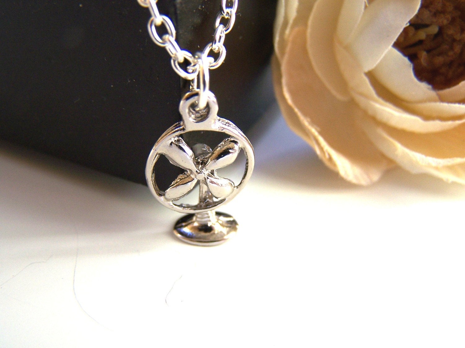 the stay cool necklace.