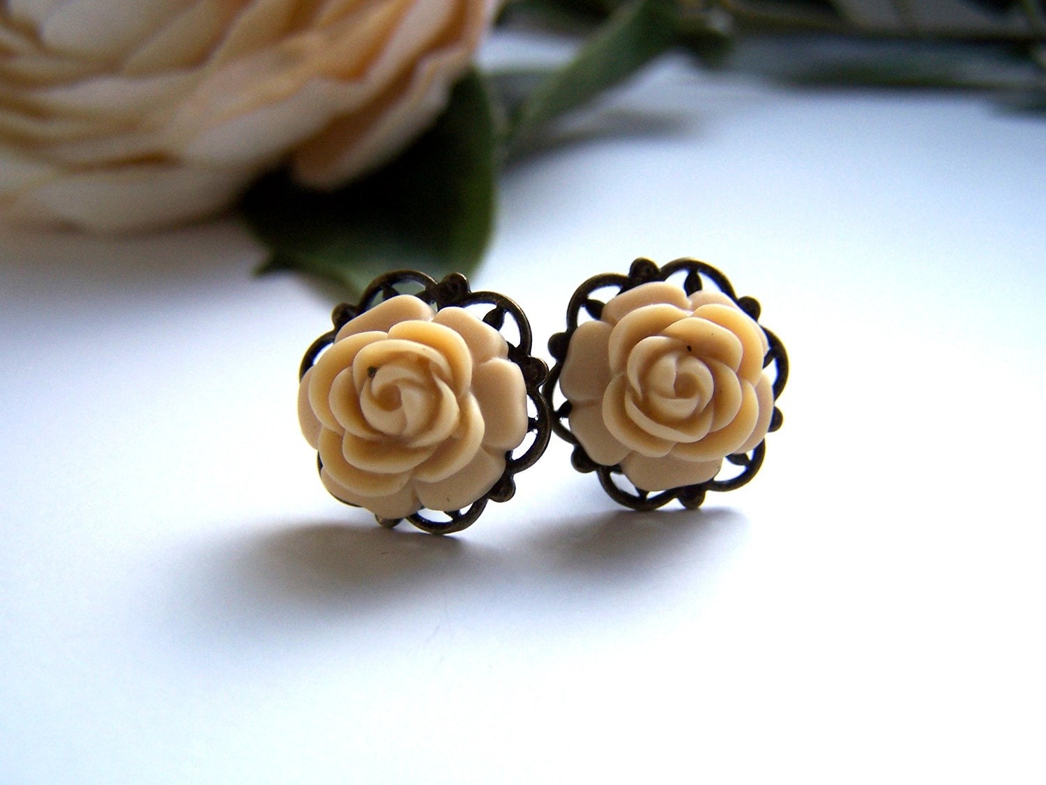 the petite toffee flower earrings.