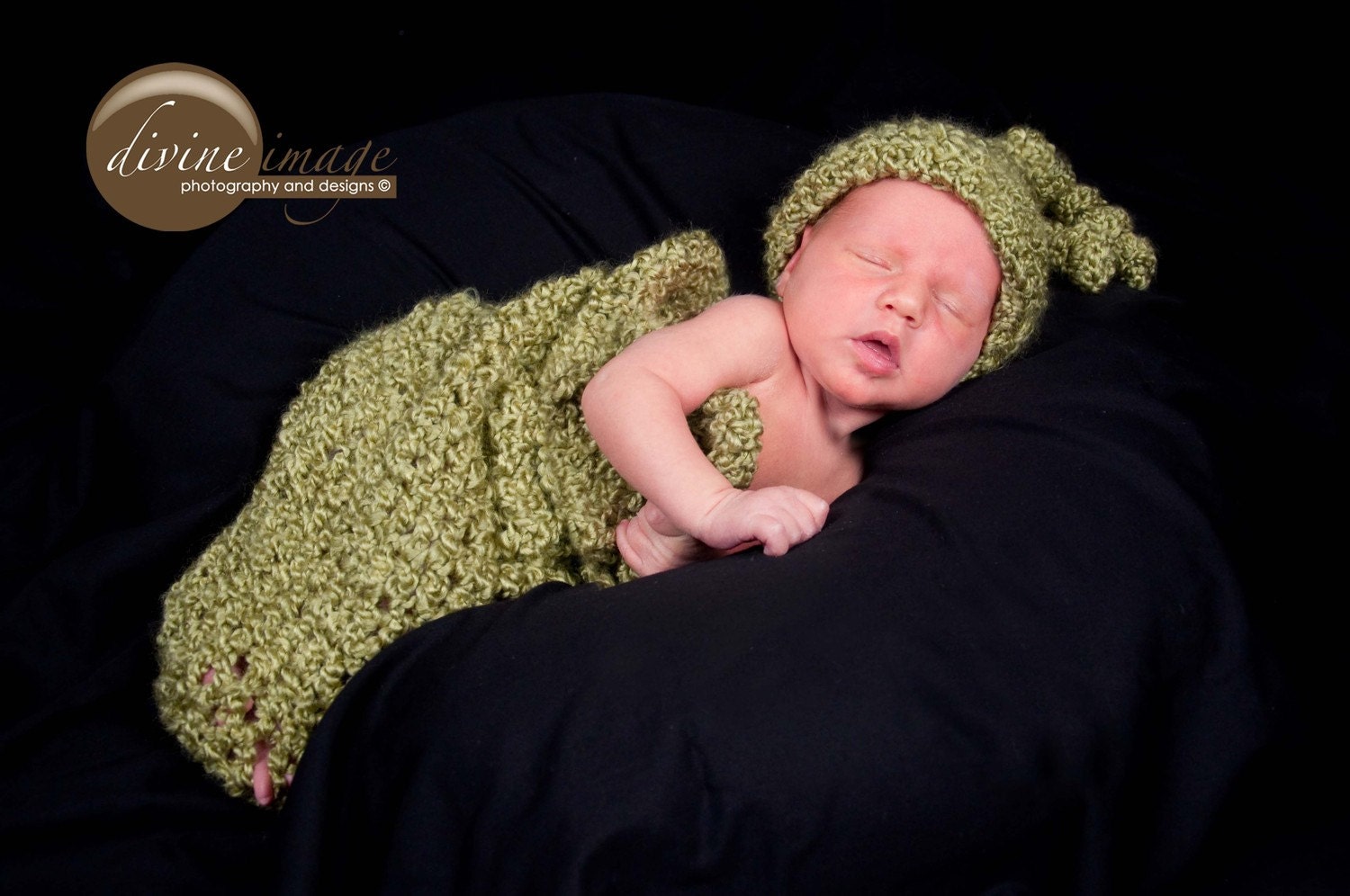 Pea in a Pod Cocoon and matching   Beanie Hat  Crochet Newborn Baby Photo Prop