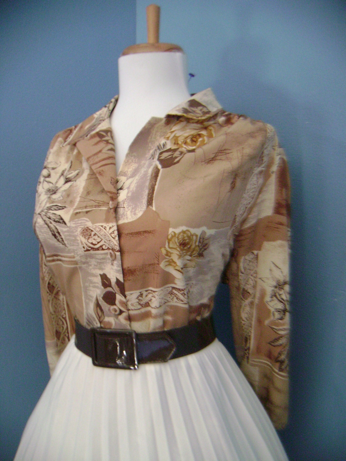 SALE Vintage Flirty  Brown Tan Floral Rose 1950s 1960s Fitted Button Down 3 / 4 Sleeve Blouse