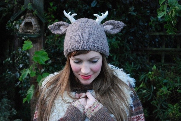 deer with little antlers hat KNITTING PATTERN