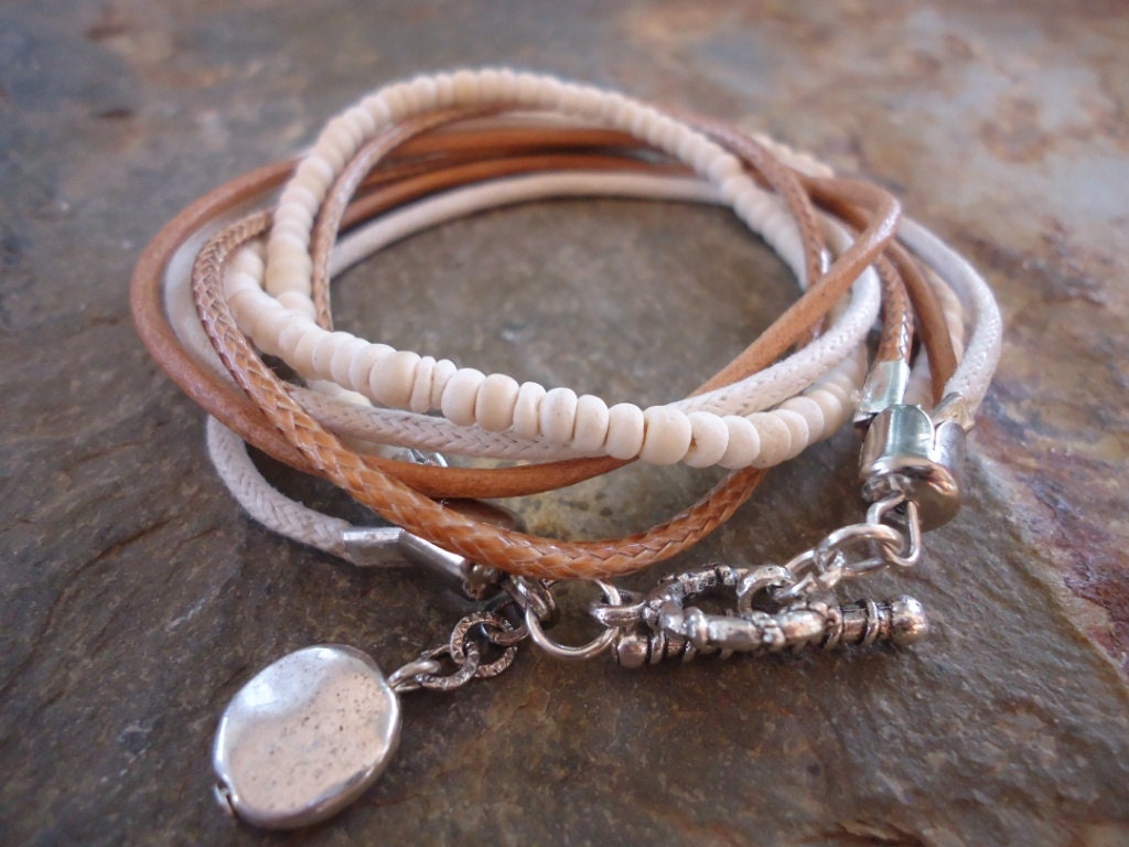 MEXCLA IN CAMEL Leather wrap bracelet and coco pearls