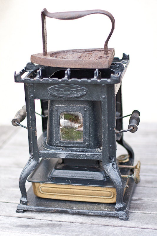 Antique French Sad Iron and Antique Kerosene Iron Heater Flat Iron Rustic Houseware Country Vintage Industrial Home Decor elitett tbteam