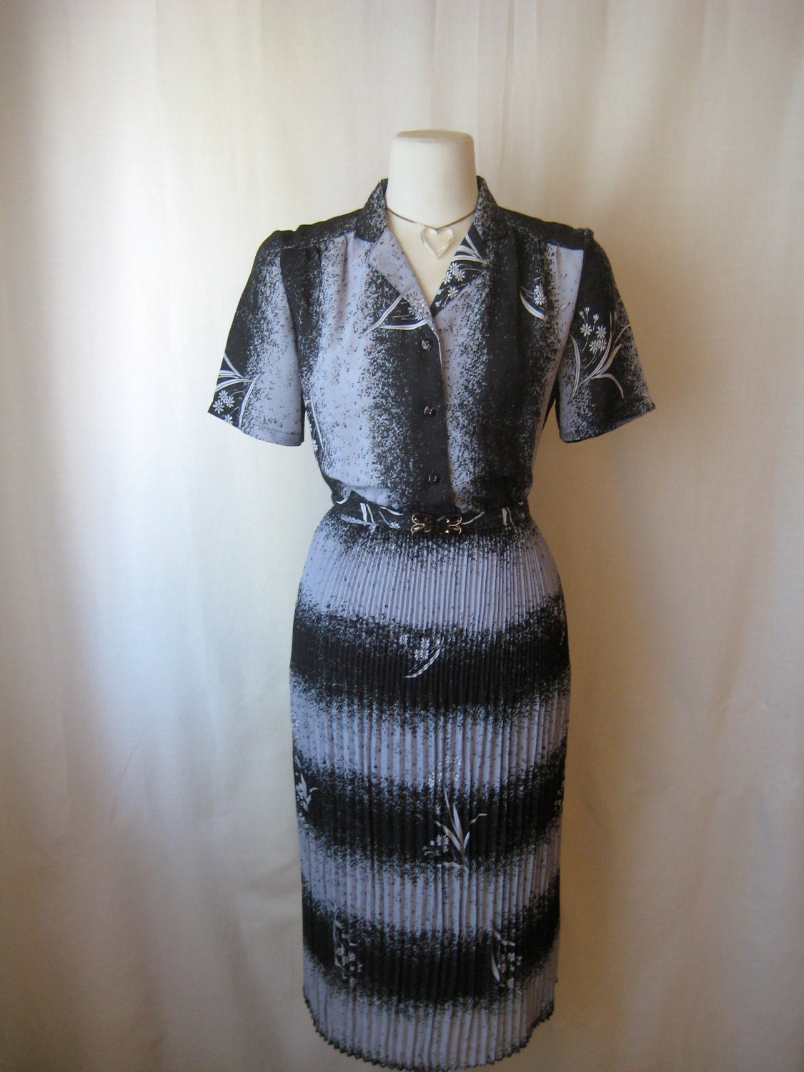 vintage 1970s dress. ombre shirt waist dress. knife pleats. floral dress & butterfly belt.