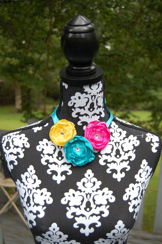 Atutudes Country Chic Handmade Floral Rose Necklace