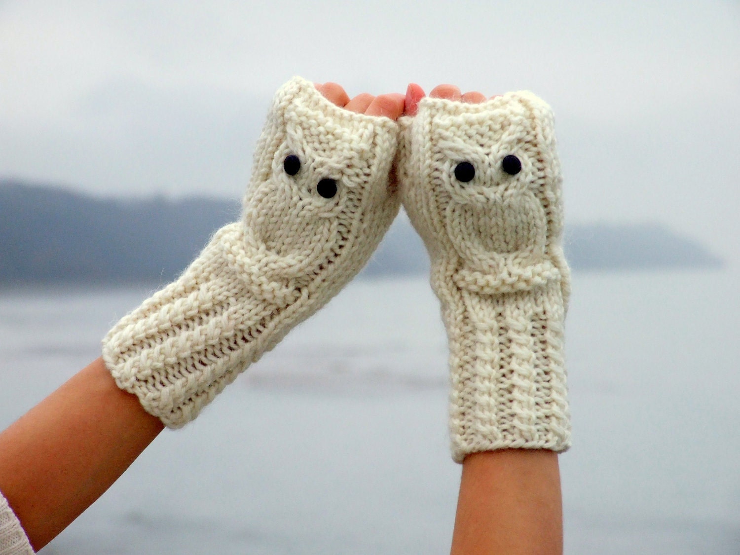 Hedwig owl fingerless mittens / gloves in white made of wool alpaca acrylic yarn blend