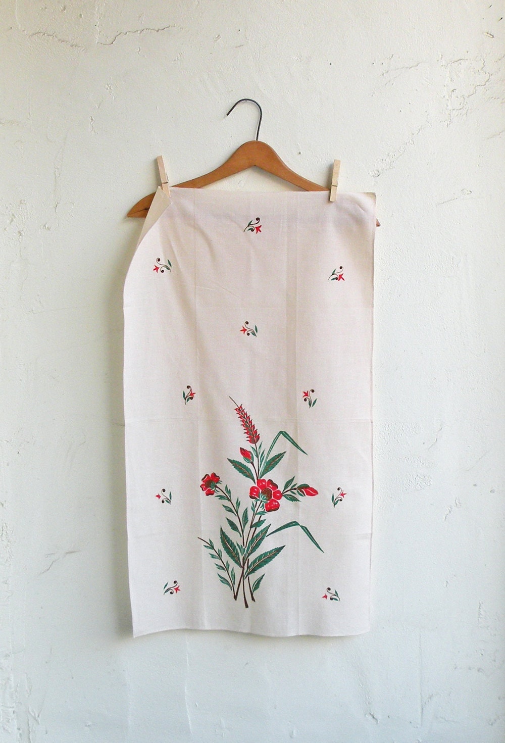 Vintage Flower Tea Towel Linen Hand Towel Red Green Cream White Botanical Floral Kitchen Towel Cottage Decor