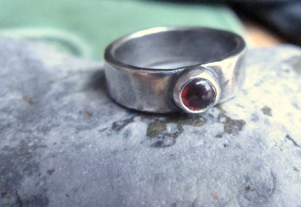 Hammered silver band ring with garnet - your size