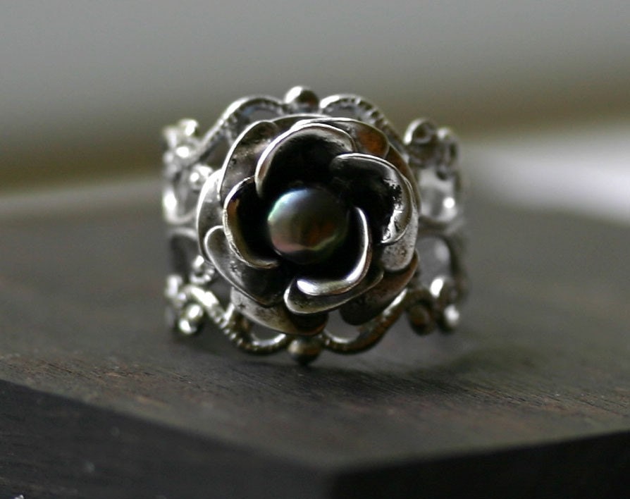 Pearl Rose Ring in Silver and Peacock Pearl