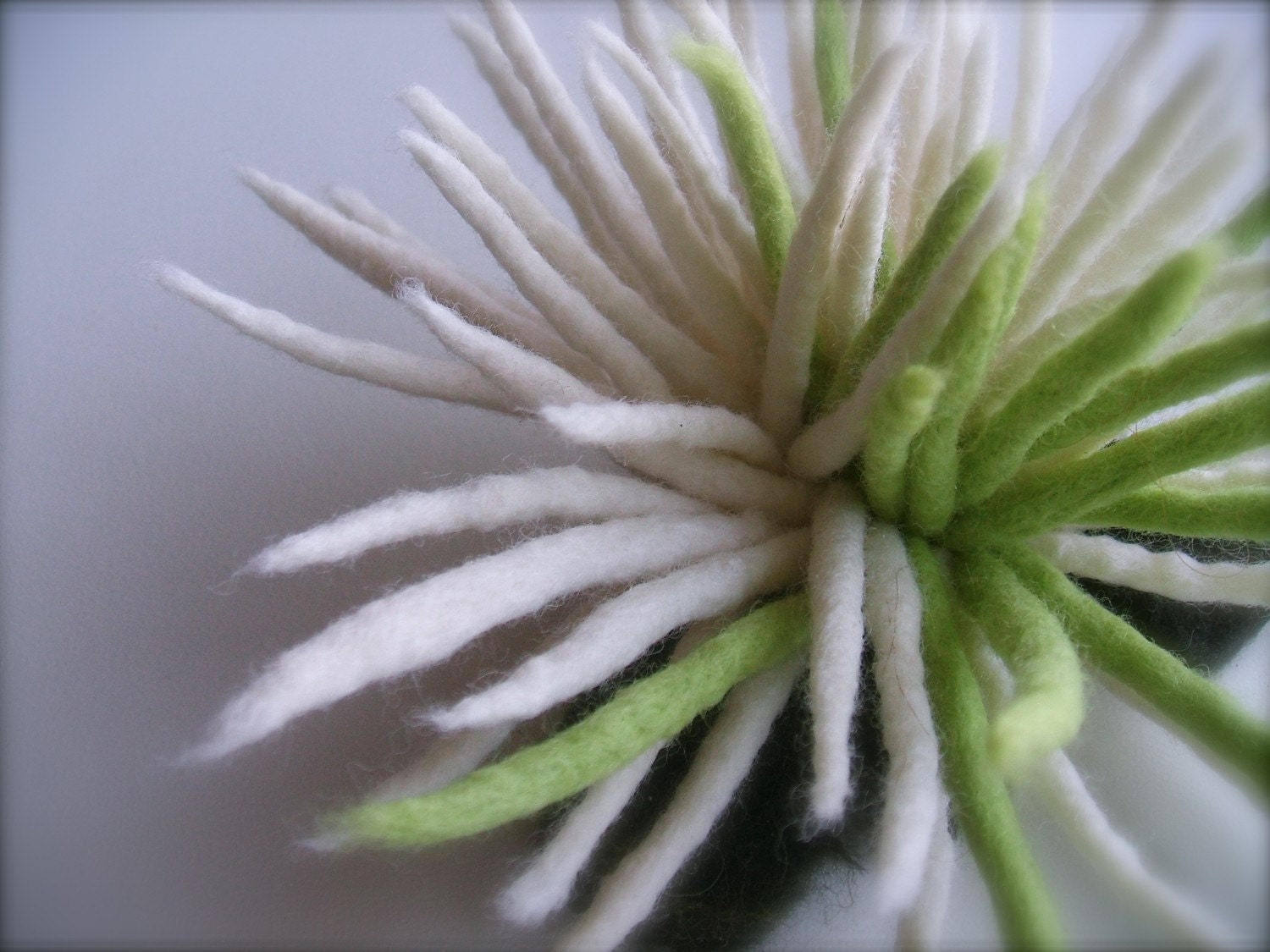 Felt brooch Chrysanthemum